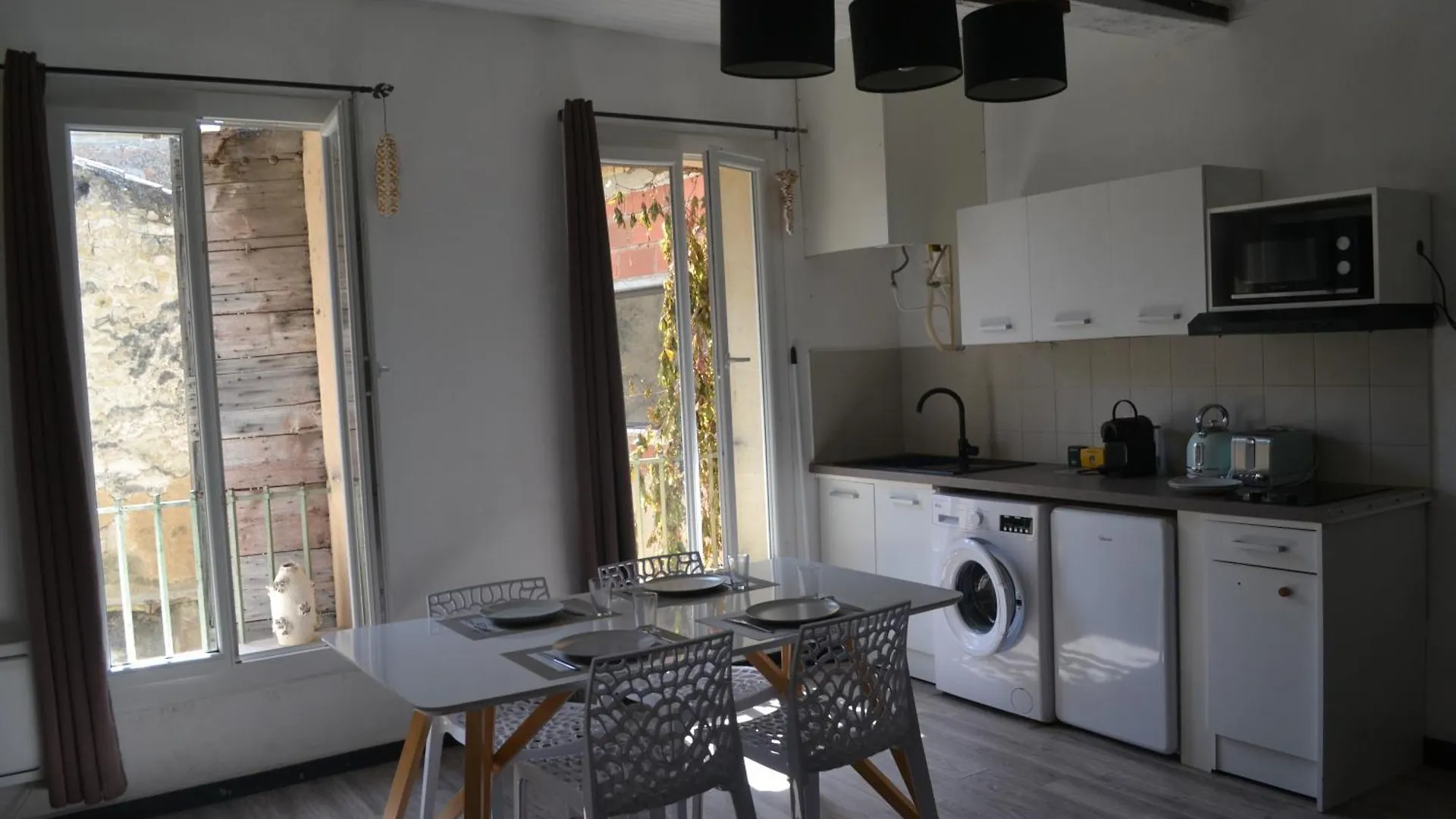 Appartement Proche Quai Rouget 0*, LʼIsle-sur-la-Sorgue